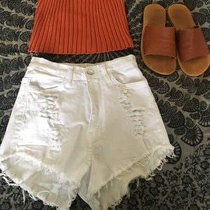 High waisted cut off shorts w front distress.